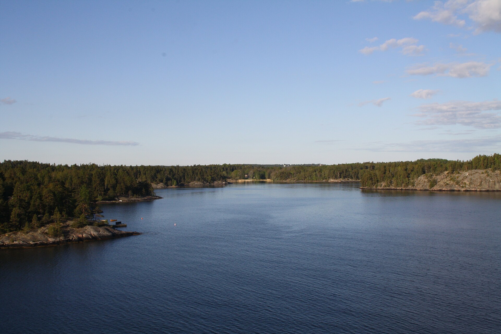 Shoreline and water in the Stockholm archipelago