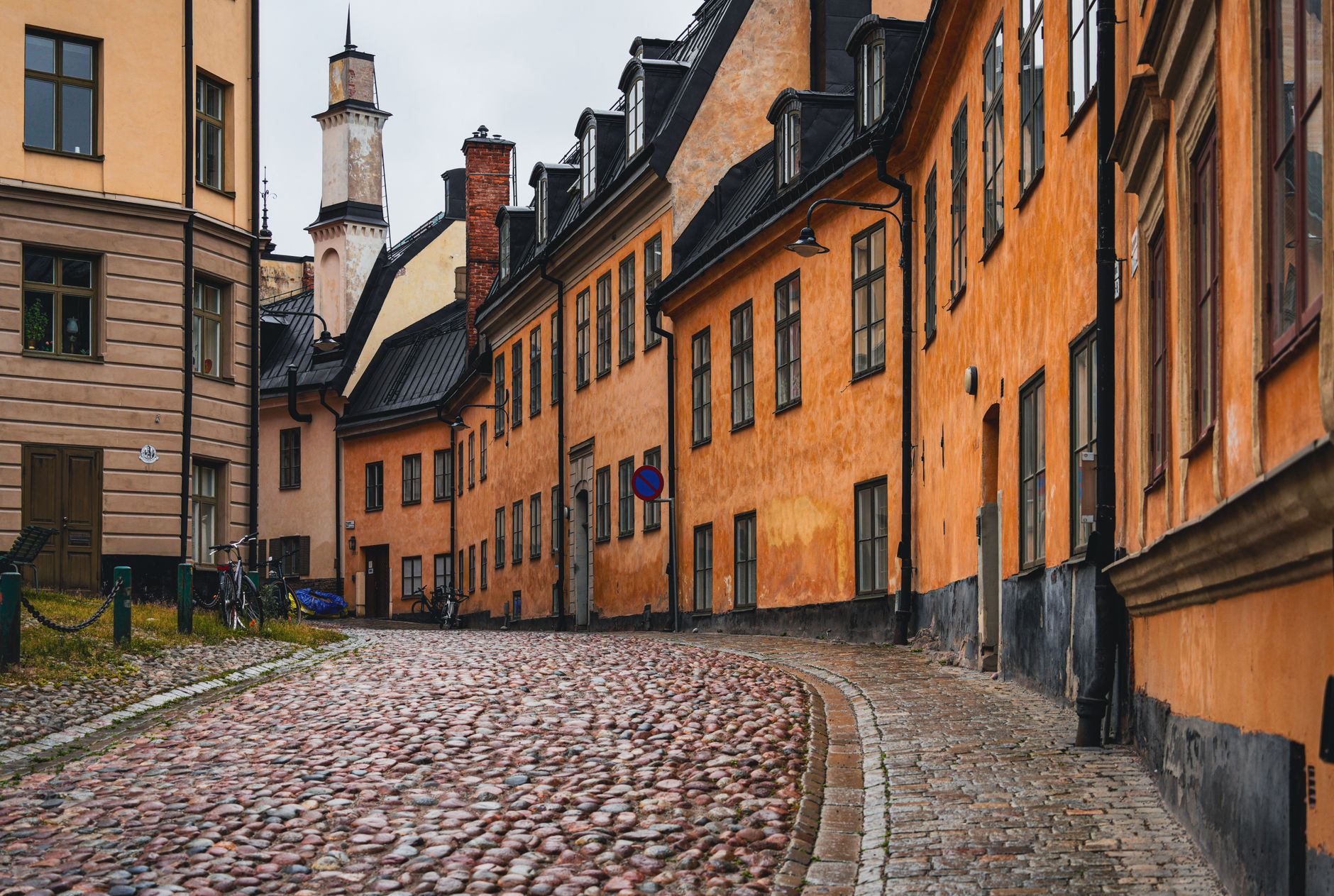 Beautiful narrow street lined with colorful historic buildings in Gamla Stan, Stockholm. — illustrating What Should You Know About Queue Tickets in Sweden?