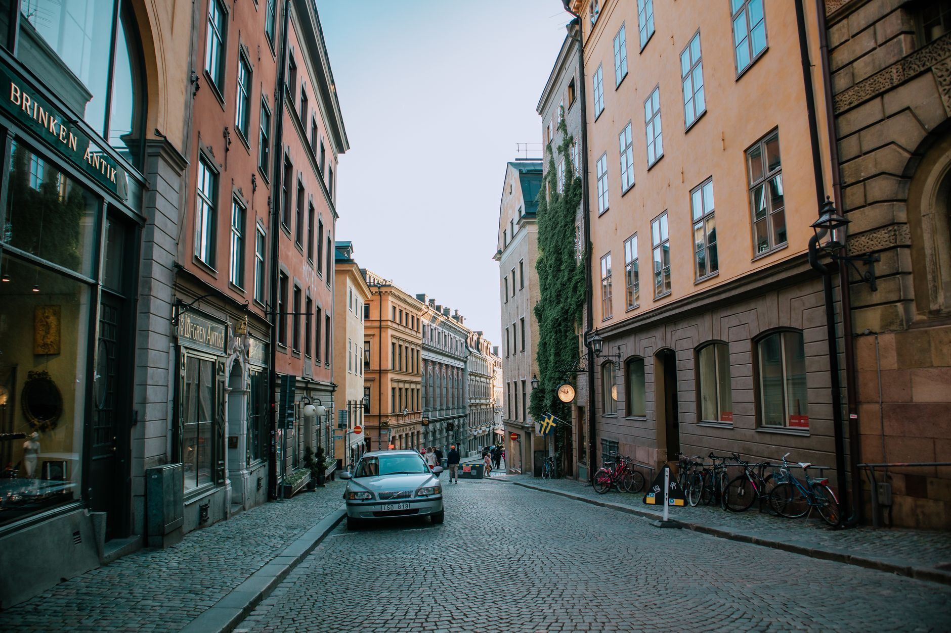Scenic view of a cobblestone street in Stockholm lined with historic buildings. — illustrating What Should You Know About Queue Tickets in Sweden?