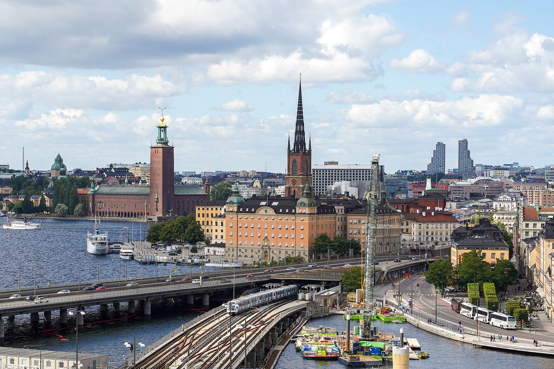 Gamla Stan tunnelbanestation, Centralbron, Riddarfjärden, Stadshus, Riddarholmskyrkan and Norra tornen, Stockholm, Sweden.jpg — illustrating What Can You Reasonably See in Stockhol