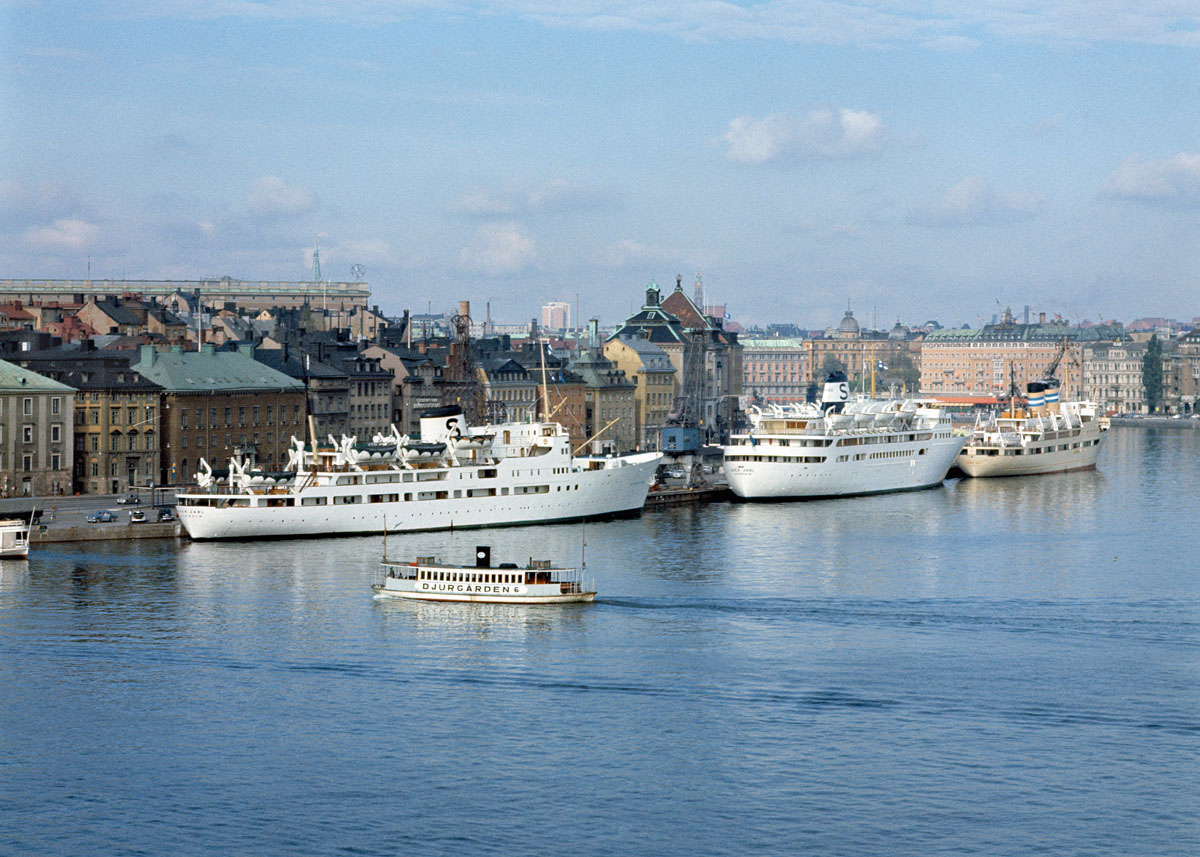 The Finland ferry Birger Jarl at Skeppsbron in Stockholm in 1960, with the Djurgården ferry in the foreground