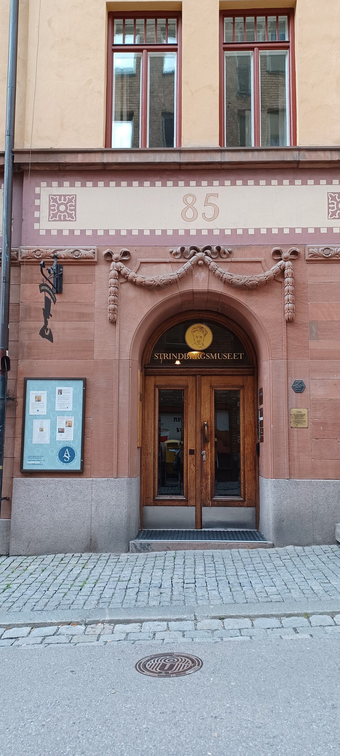 Street-level view of the front door at Drottninggatan 85, Stockholm, the building housing the August Strindberg museum