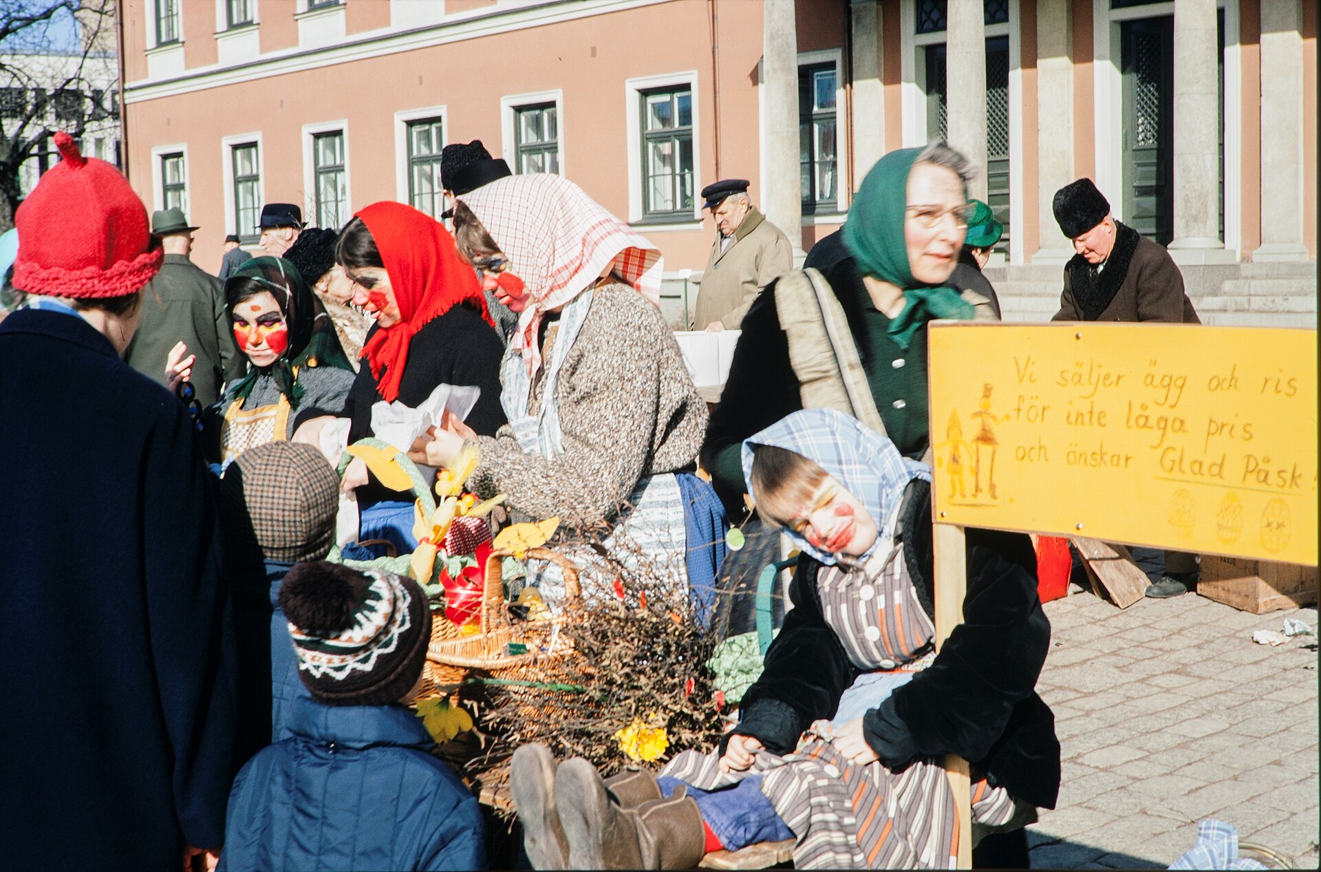 Påsk på Stortorget i Växjö 1970 - INWA0613.jpg — illustrating What Is Stortorget, and What Happened There?