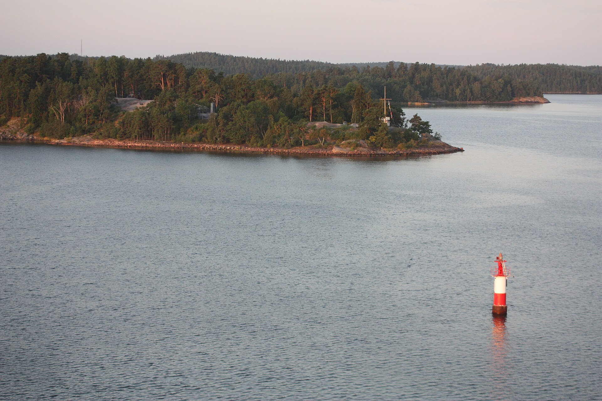 Siarö fortress on Kyrkogårdsön island with the Stabogrund lighthouse in the foreground